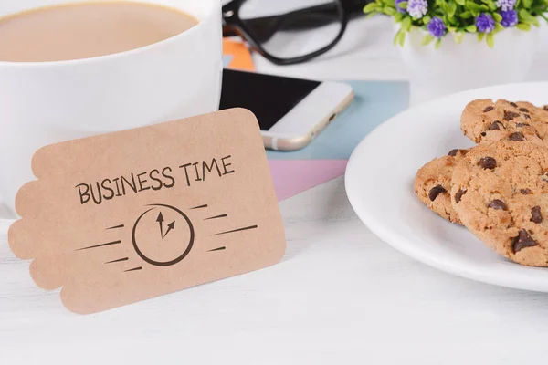 Papieren Kaart Met Business Time Tekst Koffie Met Telefoon Koekjes — Stockfoto