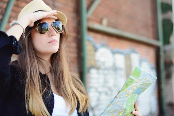 Portrait Young Beautiful Tourist Looking Forwar — Stock Photo, Image