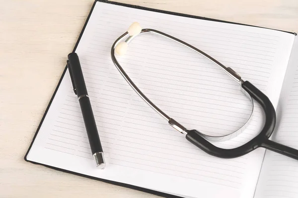 Halaman Buku Catatan Kosong Meja Dokter Dengan Stetoskop Kedokteran Dan — Stok Foto