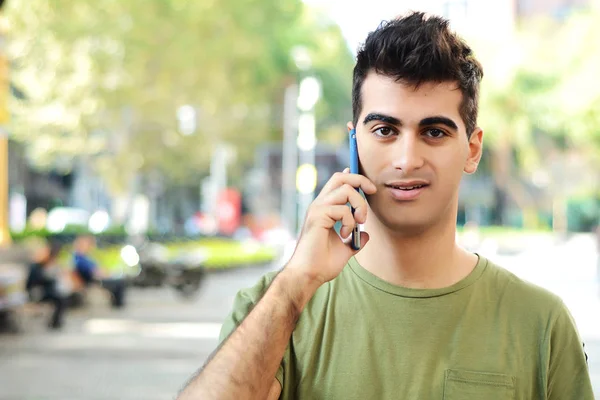 Portret Młodzieńca Łacińskiej Rozmawia Przez Telefon Ulicy Zewnątrz — Zdjęcie stockowe