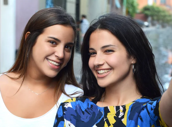 Dos Hermosas Jóvenes Haciendo Selfie Conceptos Estilo Vida Amistad —  Fotos de Stock