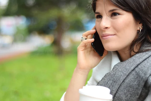 Porträt Einer Jungen Lateinerin Mit Ihrem Handy Und Einer Tasse — Stockfoto