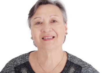 Gülümseyen mutlu kadın kıdemli portresi. Beyaz arka plan üzerinde izole