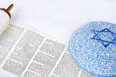 Tevrat Kipa ahşap arka plan ile. Yahudi din kavramı 