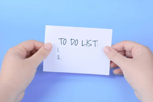 Mujer Escribiendo Hacer Lista Tarjeta Fondo Azul Claro —  Fotos de Stock