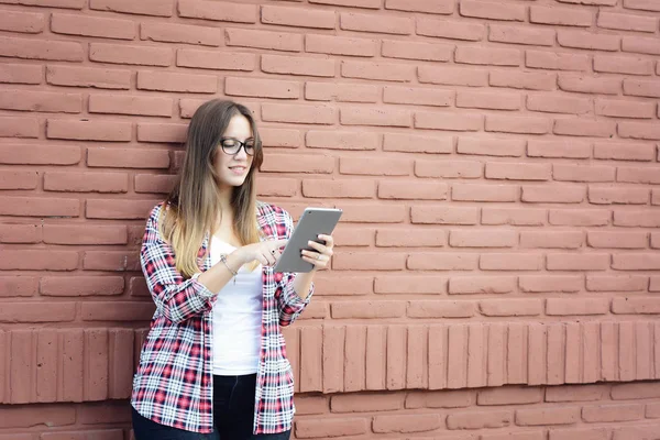 Retrato Una Joven Hermosa Mujer Usando Tableta Aire Libre Escena — Foto de Stock