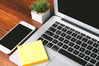 Bilgisayar ve sarf malzemeleri ile ofis resepsiyon masası. İş kavramı