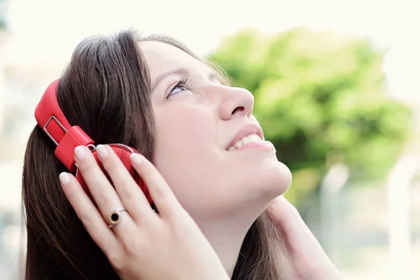 Retrato Jovem Mulher Bonita Com Fones Ouvido Vermelhos Ouvindo Música — Fotografia de Stock