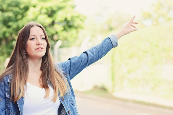 Jonge Vrouw Belt Een Taxi Verhogen Haar Arm Straat Vervoer — Stockfoto