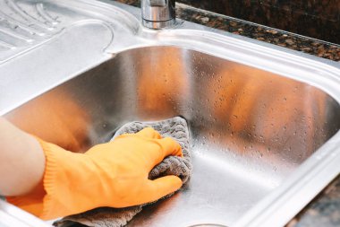 Sünger ile bulaşık eldivenleri elinde yakından görmek. Ev kavramı