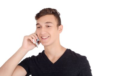Çekici bir genç adam onun telefonda konuşurken portresi. İzole beyaz arka plan.