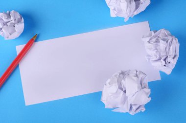 Boş kağıt buruşuk kağıt topları üzerinde ışık mavi arka plan ile. Uzay kopyalayın. Beyin fırtınası kavramı