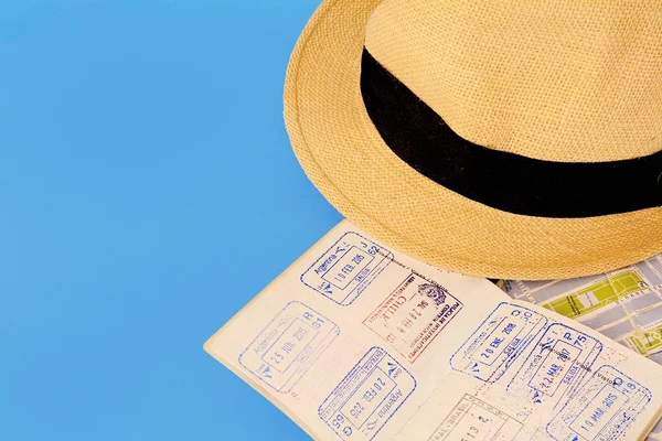 Κάτοψη Του Καπέλο Κόκκινο Passaport Ανοιχτό Μπλε Φόντο Έννοια Του — Φωτογραφία Αρχείου