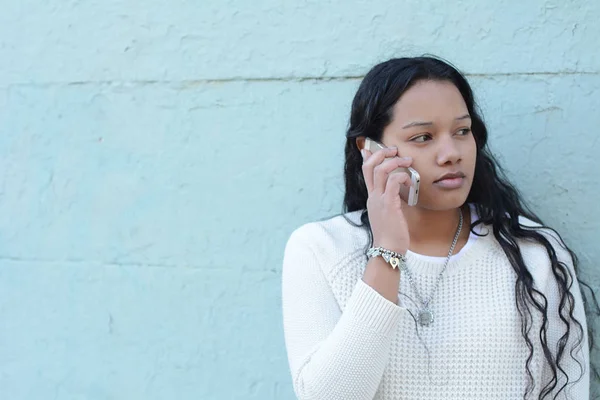 浅谈她的移动电话的年轻拉丁女人的画像 户外活动 — 图库照片