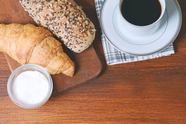 Kızarmış ekmek, peynir ve kahve krem kapatın. Kahvaltı konsepti