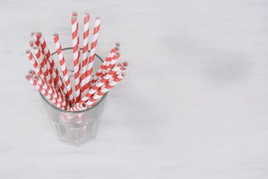 Kırmızı çubuk kopya alanı ile bir bardak içme. Kutlama kavramı