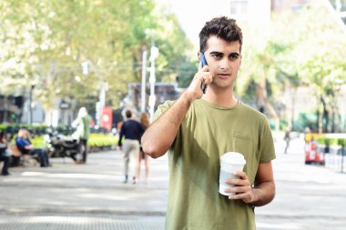 Evet genç latin adam portresi. Açık havada.