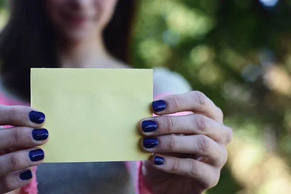 Close Van Een Mooie Vrouw Toont Een Leeg Kladblok Buiten — Stockfoto