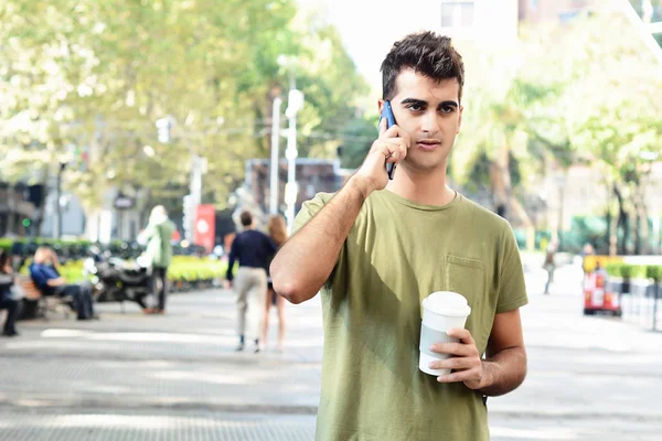 Evet genç latin adam portresi. Açık havada.