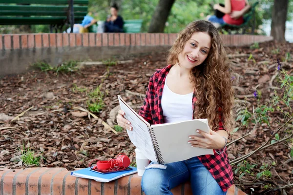 Молодая Студентка Блокнотом Сидящая Парке Осенью — стоковое фото