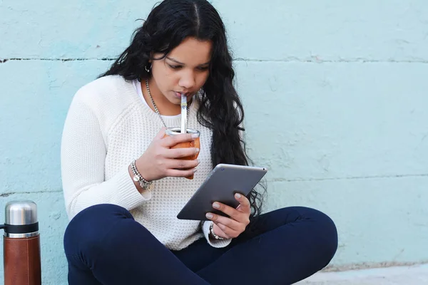 Retrato Una Joven Latina Bebiendo Tradicional Argentino Yerba Mate Con —  Fotos de Stock