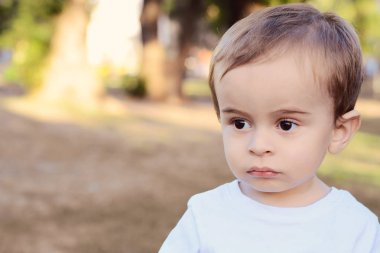 Sevimli bir yaşında bebek çocuk Park portresi