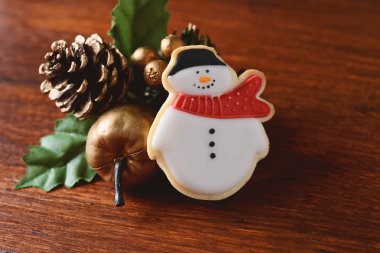 Renkli Noel kurabiyeleri ahşap masa üzerinde şenlikli dekorasyonu ile görünümünü kapatın. xmas tatil kavramı.