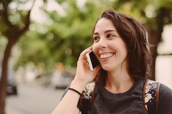 Porträtt Ung Latin Kvinna Talar Hennes Mobiltelefon Utomhus — Stockfoto