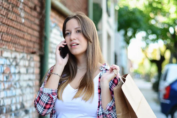 Retrato Una Hermosa Mujer Joven Con Bolsas Compras Usando Teléfono — Foto de Stock