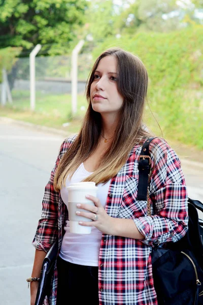 Porträt Einer Schönen Frau Die Eine Kaffeetasse Aus Papier Auf — Stockfoto