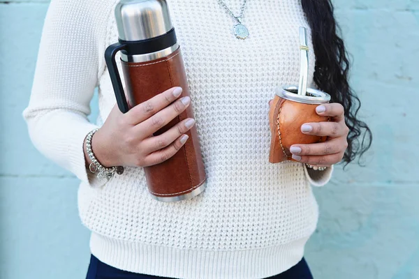 Ritratto Giovane Donna Latina Che Beve Tradizionale Argentino Yerba Mate — Foto Stock