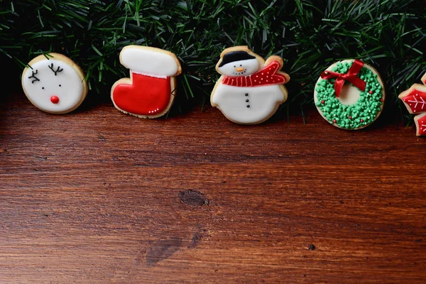 Zblízka Pohled Vánoční Cukroví Zavěšené Pod Slavnostní Větve Jedle Dřevěný — Stock fotografie
