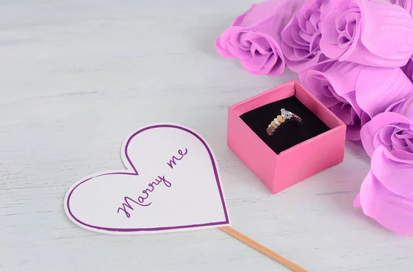 Золотое Бриллиантовое Кольцо Розовой Коробке Розовыми Розами Валентинкой Форме Сердца — стоковое фото