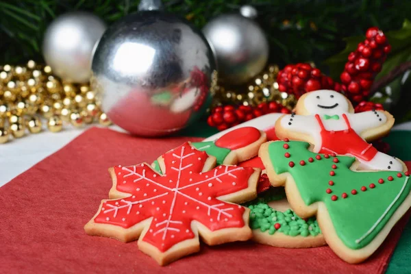 Zblízka Pohled Barevné Vánoční Cukroví Slavnostní Dekorace Dřevěný Stůl Vánoční — Stock fotografie