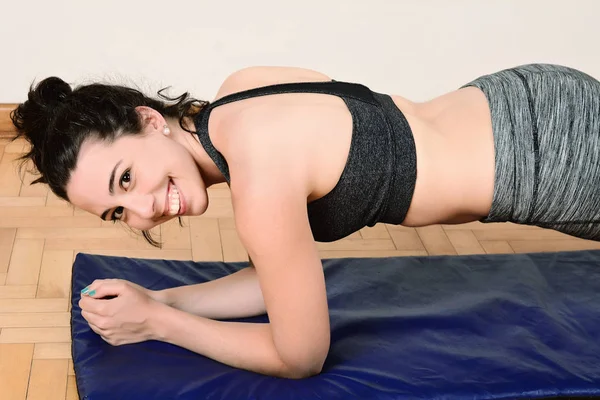 Fitness Kobieta Robi Crunches Siłowni Pojęcie Sportu Pomieszczeniu — Zdjęcie stockowe
