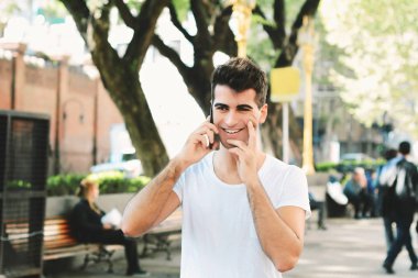 Evet genç latin adam portresi. Açık havada.