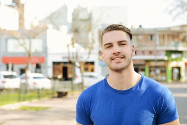 Genç latin adam portresi. Kentsel sahne. Açık havada.