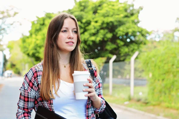 Πορτρέτο Του Όμορφη Γυναίκα Κρατώντας Κύπελλο Χαρτί Καφέ Στην Οδό — Φωτογραφία Αρχείου