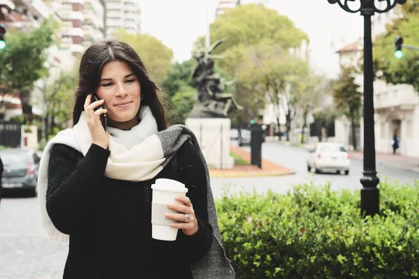 Retrato Una Joven Latina Hablando Teléfono Móvil Aire Libre —  Fotos de Stock