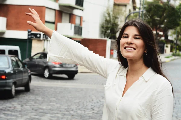 Una Joven Llamando Taxi Levantando Brazo Calle Transporte Concep —  Fotos de Stock