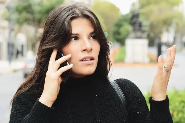 Portrét Mladé Ženy Latinské Mluvit Mobilním Telefonu Venku — Stock fotografie