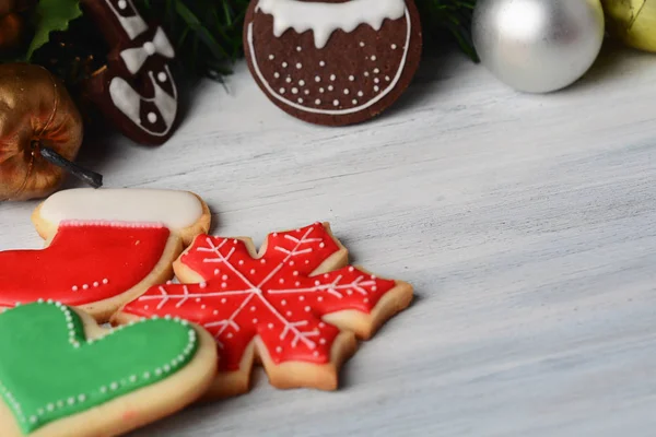 Close Vista Cookies Coloridos Natal Com Decoração Festiva Mesa Madeira — Fotografia de Stock