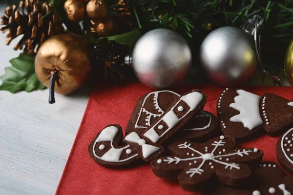 Close Vista Cookies Coloridos Natal Com Decoração Festiva Mesa Madeira — Fotografia de Stock