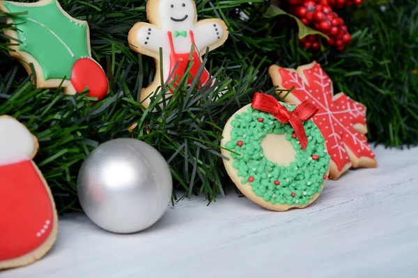 Zblízka Pohled Vánoční Cukroví Zavěšené Pod Slavnostní Větve Jedle Dřevěný — Stock fotografie