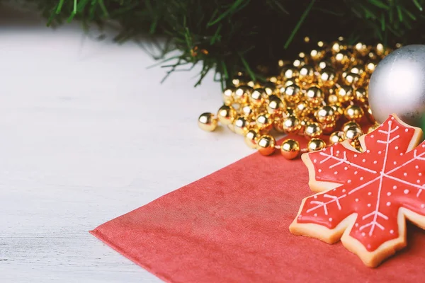 Close Vista Cookies Coloridos Natal Com Decoração Festiva Mesa Madeira — Fotografia de Stock