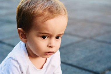 Sevimli bir yaşında bebek çocuk sokakta portresi