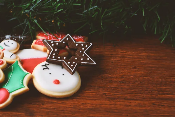Close Vista Cookies Coloridos Natal Com Decoração Festiva Mesa Madeira — Fotografia de Stock