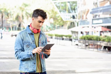 Genç latin adam tablet kullanma. Uraban sahnesi