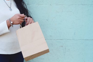 Erkek holding alışveriş çantası açık havada eller. Alışveriş kadın. Tüketicilik ve yaşam tarzı kavramı.
