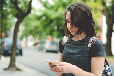 güzel genç kadın sokakta smartphone ileti gönderme.
